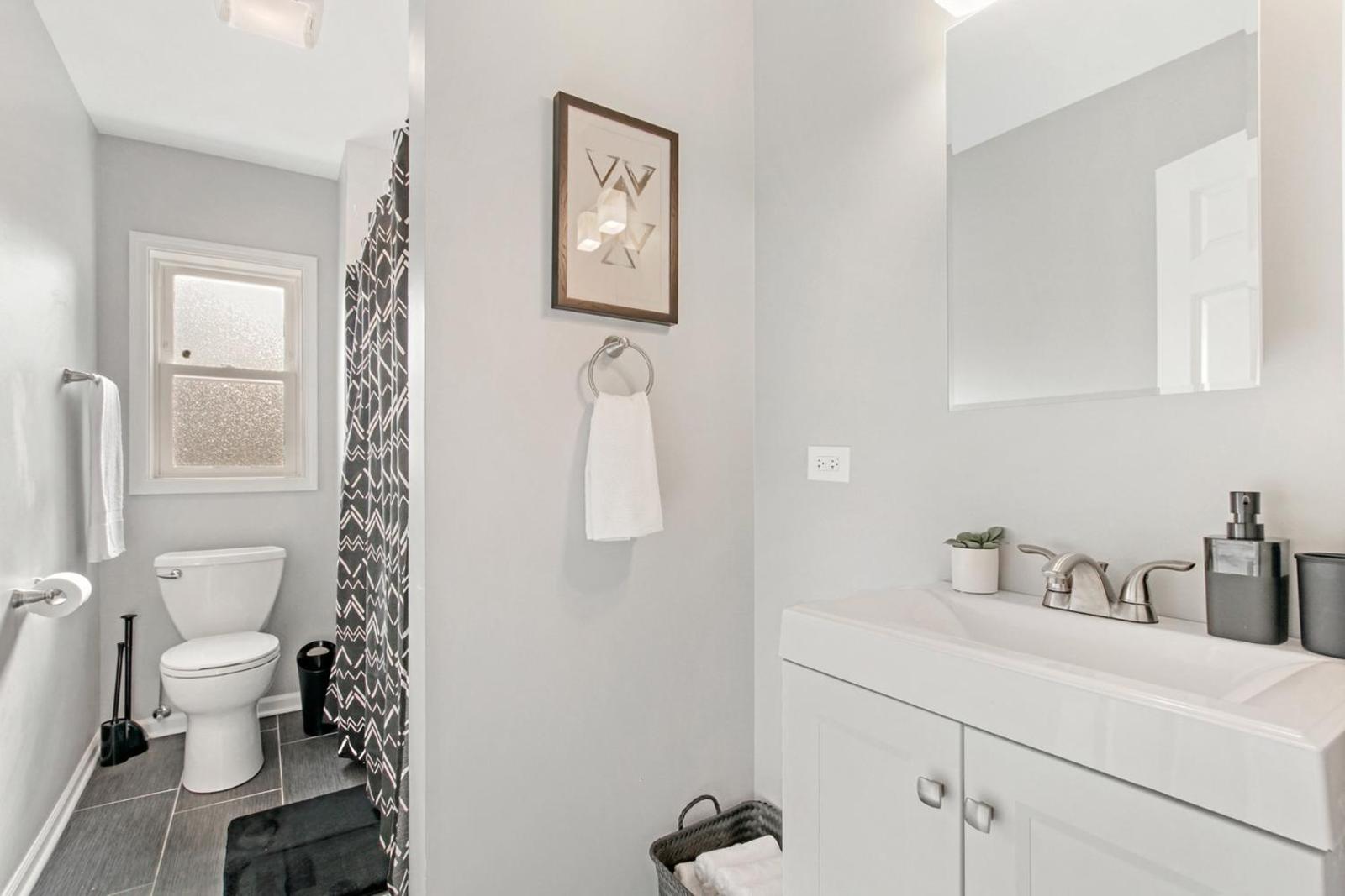 Walk Around the Trendy Logan Sq from a Stylish 2BR KL1 Main image 1